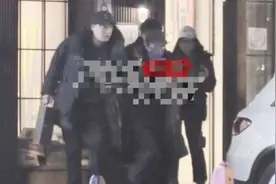 郝蕾疑深夜醉酒，当街撒娇搂脖抱男友秀恩爱，男方身高腿长颜值高图片