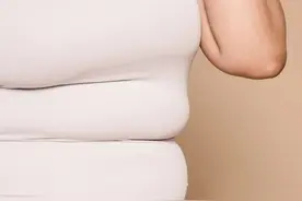 为什么很多女生明明不胖，却有小肚子？图片