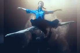 金晨与张傲月水下舞蹈惊艳！秀一字马舞蹈功底超强图片