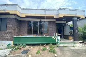 老家房子几年没住，从里到外翻新一次，院子铺砖种花，反而羡慕了图片