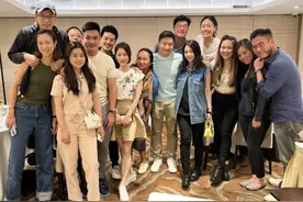 霍启仁带女友参加聚会，女方身材高瘦挺拔，合照时霍启仁站凳子上图片