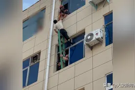 一男子跳楼轻生身体悬挂楼外 孩子在旁哭喊：爸，求你快上来吧图片