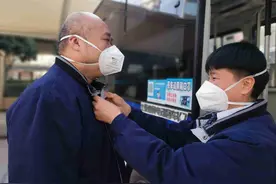 新春走基层丨公交夫妻春节6天坚守岗位驾车服务，“偶尔的‘半路相会’也是幸福满满”图片