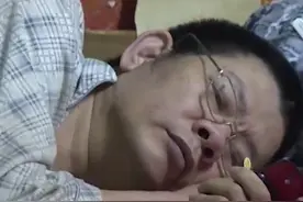 09年远嫁女子惨遭瘫痪丈夫折磨后，和男邻居相爱，丈夫：给养老费图片