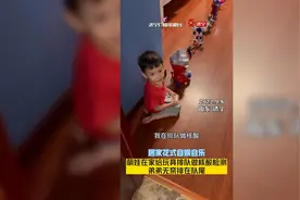 更济宁 | 居家花式自娱自乐：萌娃在家给玩具排队做核酸检测图片