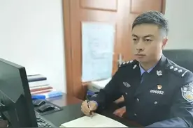 “别慌别慌，大爷，别害怕啊，我是警察！”……图片