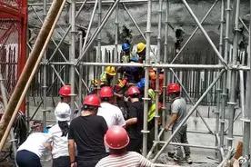 「惊恐」工人不慎从10多米的高空坠落，钢筋直穿体内图片