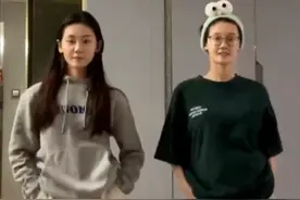 苗苗挺二胎孕肚与妹妹跳舞，姐妹俩长相气质如出一辙，神似双胞胎图片