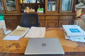 泪目！老师猝然离世，追悼会现场响起2000多各地赶来学生的合唱图片