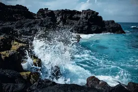 为何再渴都不能喝海水？两个瓶子就能海水转淡水，原理你知道吗？图片