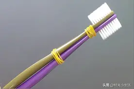 今天才知道，两只旧牙刷绑在一起，作用真棒，解决家里的难题图片