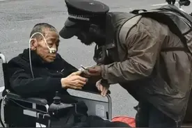 石家庄流浪汉资助轮椅老人：果然善良和高贵跟身份无关图片