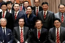 霍英东家族再聚首！霍启刚稳坐第一排气场强大，霍家同辈站后一排图片