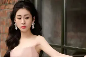 张碧晨身材曲线太傲人了！夏日一身渐变色抹胸裙优雅知性女人韵味图片