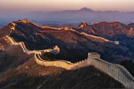 万里长城是谁建造的图片