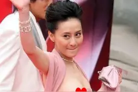 肩带崩断、裙底露底裤，15位女星红毯“大泄春光”，太尴尬了图片