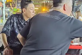 43岁黄宗泽穿大裤衩吃路边摊，身家过亿扎小辫放荡不羁，痞气十足图片