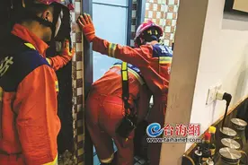 厦门：女子醉酒反锁卫生间4小时消防破门救援图片