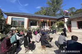 农家小院“板凳会”：一场别开生面的讨论图片