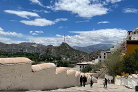 边旅游边赚钱可行吗图片