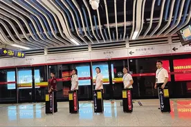 对无障碍渡板升级改造 我市地铁服务让“爱”无碍图片