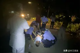 男子醉倒路边酣睡不醒，保康警民联手送医救治图片