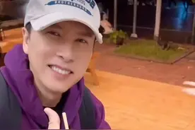 甄子丹过年携妻女游云南，坐板凳吃过桥米线接地气，大赞美食美景图片