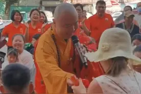 63岁唐僧徐少华街头嗨唱，场地简陋发福明显，给异性送红包遭围观图片