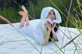 欧阳娜娜浴袍写真，宣传自家品牌，纯欲居家氛围感拿捏图片