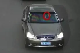 女司机面部瘙痒，第二天收到罚单，车主：挠脖子也算违章？图片