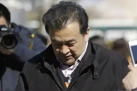 上午被免职，下午被带走，登24年春晚却忽然消失的黄宏如今怎样？图片