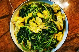 踏青的季节不可错过的一道美食，操作简单味道可口的马兰头炒鸡蛋图片