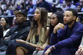 活该单身!WNBA美女主动坐到杜兰特身旁看球,KD低头玩手机不理妹子图片
