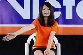 羽毛球裁判手势图解（美女真人版）图片