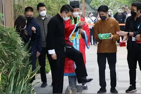 刘德华亡父出殡，全家24位成员详情曝光，华仔全程保护害羞女儿图片