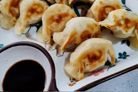 吃了几十年饺子 这个做法少见 不破皮不粘锅 简简单单五分钟进嘴图片