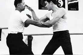 李小龙到底有没有实战能力？1967年实战视频流出，出拳快到模糊图片