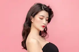 大哥结婚随礼两千，我结婚他却给我一张空卡，明白后拉他去离婚图片