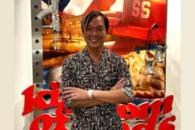 64岁富豪洪永时现身香港，嘴叼烟打扮土豪，乘豪车出巡四处给小费图片