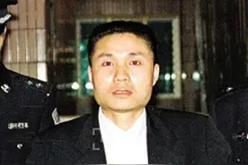 1999年悍匪张君抢劫武广，恰巧遇到晚报记者经过，冒死拍下照片图片