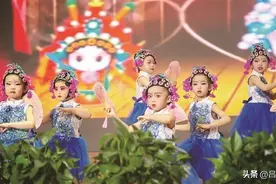 离石区金色摇篮幼儿园 把戏曲类节目搬上舞台图片