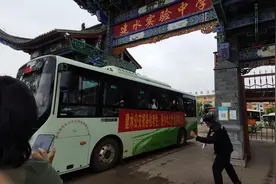 学校门卫大叔为考生加油打气，火了！图片