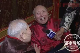 百年兄弟情！弟弟99岁生日，101岁哥哥现场送上祝福图片