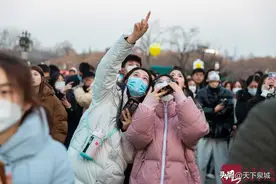 总要去一趟济南超然楼吧！看一看亮灯的绝美瞬间，吹一吹大明湖的晚风图片