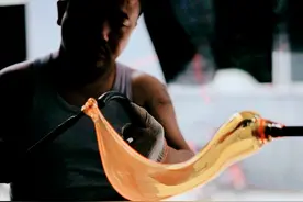 这位92年小伙返乡吹玻璃，年销100万个沙拉碗，助力家乡产业再转型图片