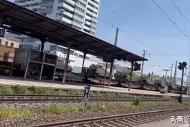 军列上满是瑞典支援乌克兰的步兵战车，强化装甲防护，火炮很独特图片