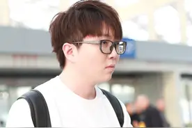 毛不易，借世间一束光图片