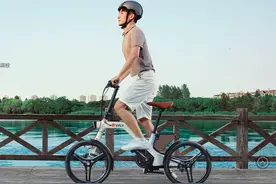 雅迪VFLY电动折叠车测评：20寸轮毂+5档变速，续航达330公里图片
