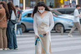 长沙街拍｜在黄兴路上遛狗的裙装姐姐，悠闲自在图片