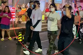 欧阳娜娜逛街被路人偶遇，生图下虎背熊腰又胖一圈，和精修差距大图片